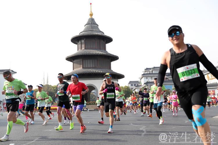 2025扬州鉴真半程马拉松燃情起跑